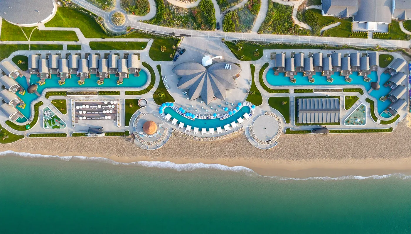 CaspiMayr Retreat сверху: бунгало вдоль бассейнов и пляж