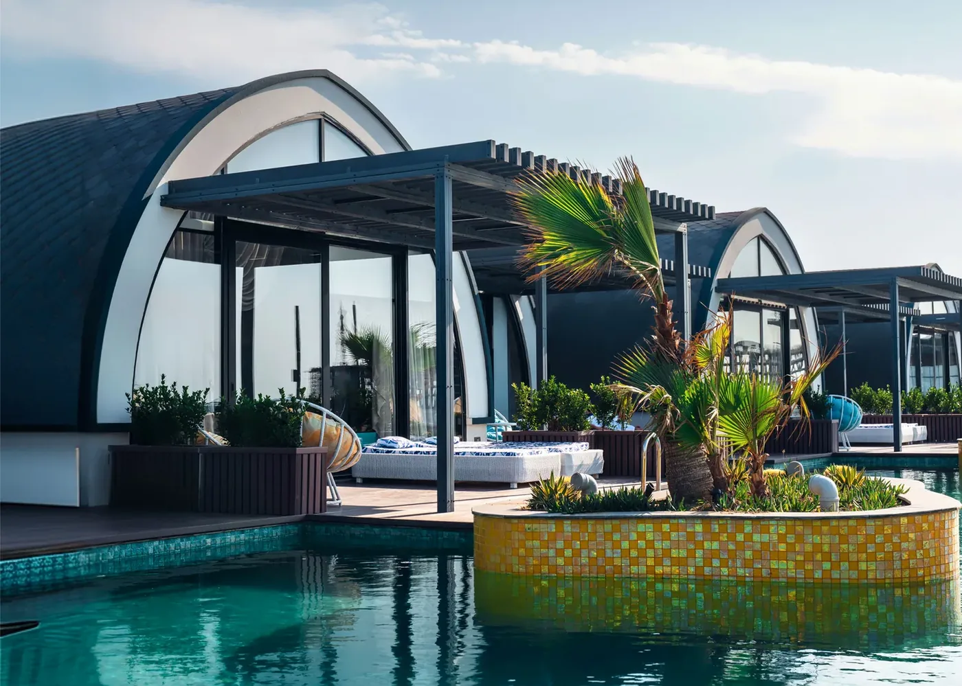 Фото, которым Sea Breeze иллюстрирует и медицинский курорт, и Retreat